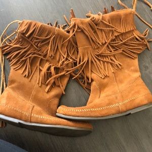Minnetonka Moccasin Fringe Boots- Like New